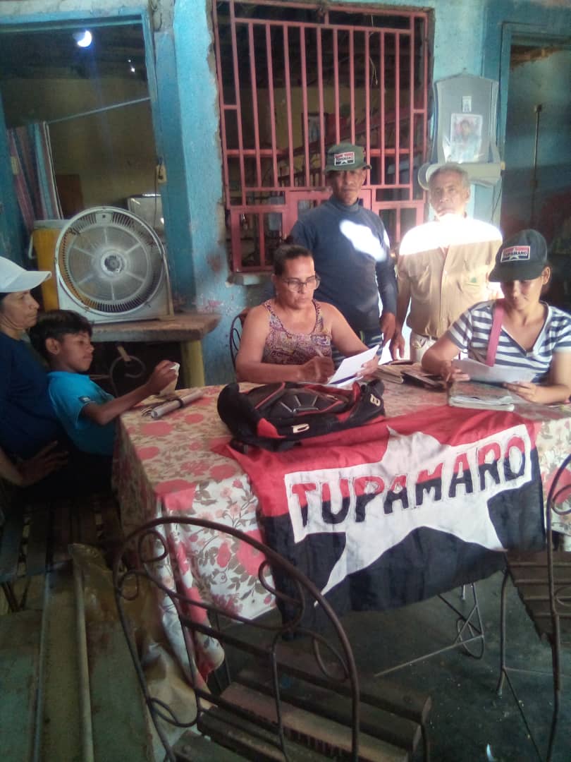 Sucre_MRT's tweet photo. En el Edo. @Sucre_MRT la militancia #Tupamaro del  Mpio. @CsaMRT_ realizó círculos de estudio partiendo con la entonación de nuestro himno y el análisis coyuntural.
La formación es nuestro día a día para estar en vanguardia por nuestra patria.
#ComumaYProducción
#ChávezFeminista https://t.co/QyqqrgwMc3