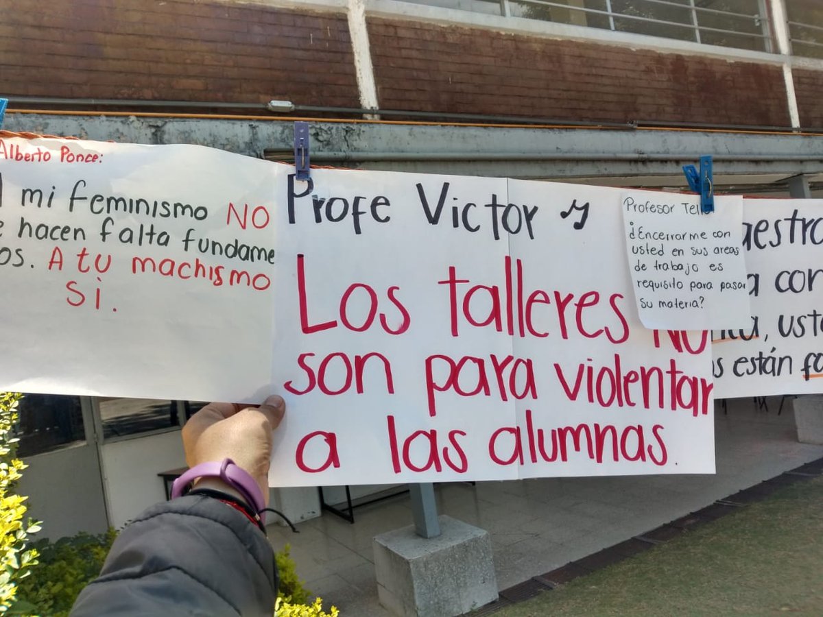 pamquibec's tweet photo. En el marco del #8M2023 alumnas de la Escuela Nacional de Educadoras @ENMJN denuncian #acosoescolar de sus profesores, con un tendedero de carteles @SEP_mx @Letamaya @brujasdelmar @MareaVerdeMex @EENN_CDMX #DGENAM #CAMCM https://t.co/86kT8GmM4B