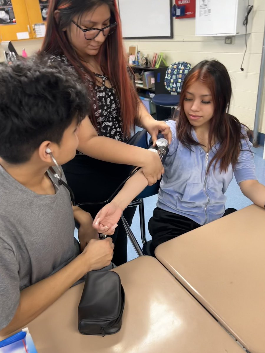 DOminiakSCIENCE's tweet photo. Need to know your blood pressure? Ask a #collsmedphys kid #collsedu #DominiakScienceAttack π₯°π₯°π₯° https://t.co/CWyrJigStj