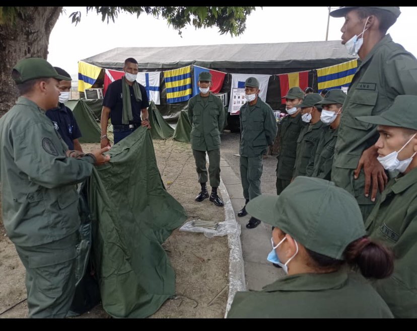 bladimirguerra8's tweet photo. #8Mar Profesionales militares de la #DireccionDeIntendencia @CeofanbColop @libertad003 imparten instrucción teórica práctica para #Alistados ENE23 del Batallón de Apoyo #COLOP sobre Abastecimiento Clase II Ropa, vestuario y calzado en pro de formación del #SoldadoLogistico #FANB https://t.co/dy2zQTv9mC
