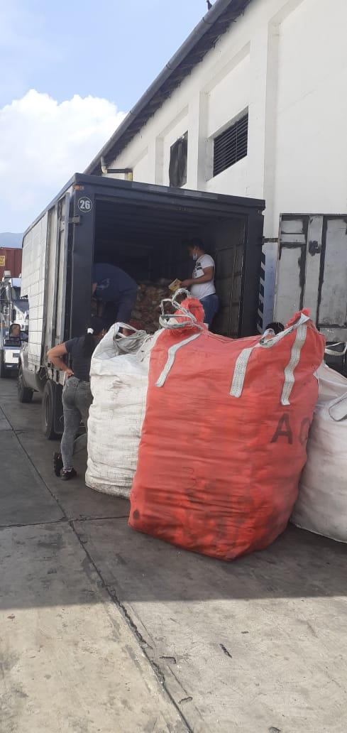 REDTRANSPORTIS3's tweet photo. #08Mar La Misión Alimentación junto al pueblo organizado y las #MujeresEnRevolucion, entregó combos #CLAP a familias de la parroquia #Sucre como muestra del amor de #ChávezFeminista 
#AlimentarEsVencer
@NicolasMaduro @gestionperfecta @PDVAL_OFICIAL @JBricenoPsuv @LealTelleria https://t.co/zMoSvGARIE