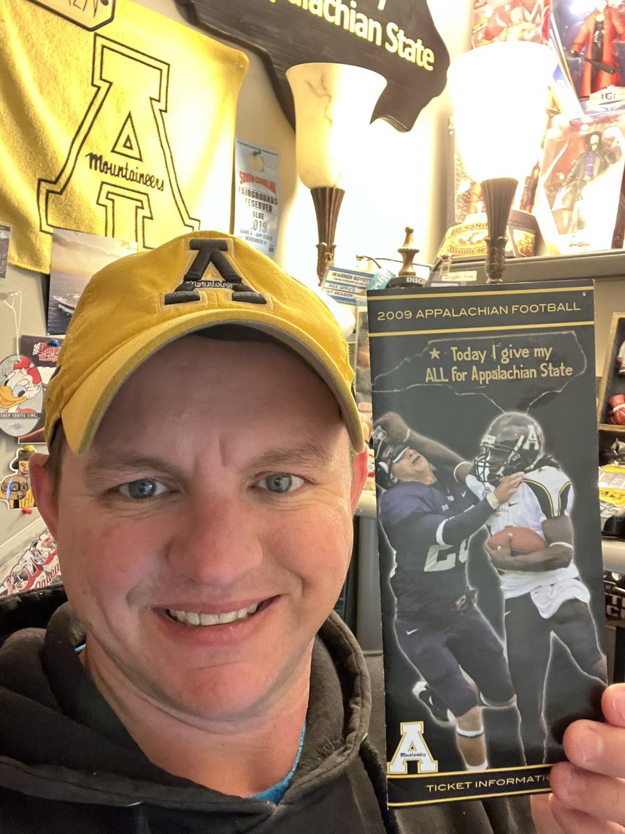 AppStateAlum05's tweet photo. @armanti_edwards hAPPy to The Great One! Hope you enjoy your day! Go App! #AppState4Life #AppStateNation @HouseUnited2 @reggiefhillgma1 @BlackAndGoldPod @AppState_FB @appstatesports https://t.co/aJDArZO81P