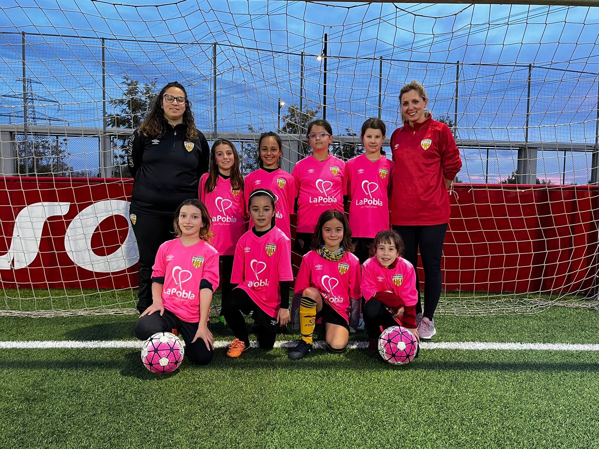 ⚽️💜Aquesta tarda, la regidora d’esports de l’<a href="/AjuntamentPobla/">Ajuntament La Pobla</a> i presidenta del <a href="/cetarragones/">cetarragones</a> l’<a href="/EserranoA/">Estefania Serrano</a> ha amadrinat a l’equip benjamí femení 😍

‼️ Han obtingut una samarreta del club i polseres commemoratives del #diainternacionaldeladona i gaudint d’un entrenament.

#8M