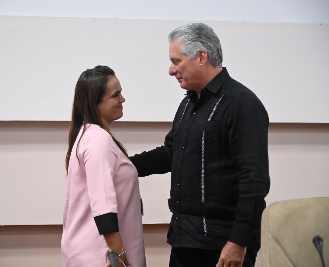 Asiste Presidente <a href="/DiazCanelB/">Miguel Díaz-Canel Bermúdez</a> a la clausura de la Segunda Asamblea General de la Unión de Informáticos de #Cuba.

Se ratifica a Ailyn Febles Estrada como presidenta de la organización gremial más joven del país.