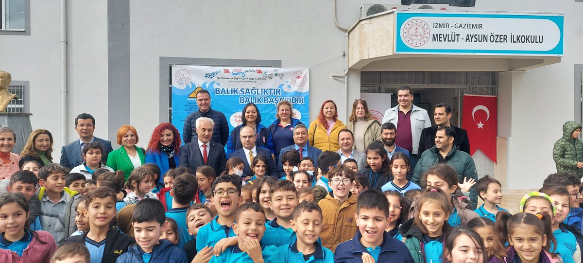 gaziemirtarimo1's tweet photo. #Gaziemir Beyazevler Mevlut-Aysun Özer İlkokulunda 100. Yılda Su Ürünleri ile Sağlıklı Çocuk Sağlıklı Nesiller eğitimi ve balık döner şenliği Kaymakamımız Sayın Dr. Ahmet Süheyl Üçer in teşrifleriyle gerçekleştirildi.
#BalıkSağlıktır
#BalıkBaşarıdır @gaziemirkymkmlk @izmirtarim https://t.co/vsRNMNeegn