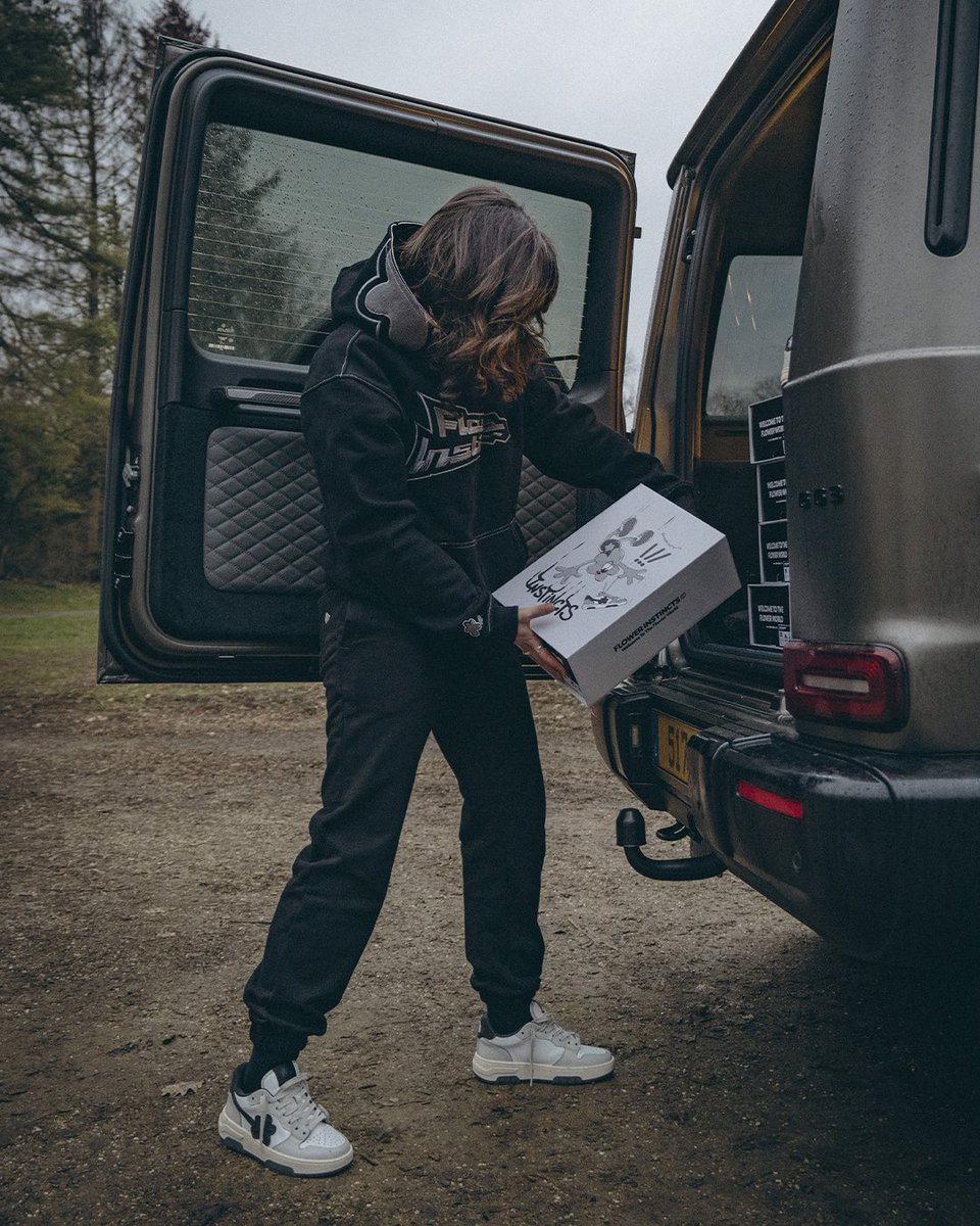 New Release this Sunday 12th march 
7pm cet 
Ready To ship

#fullziphoodie #hoodie #sneakers