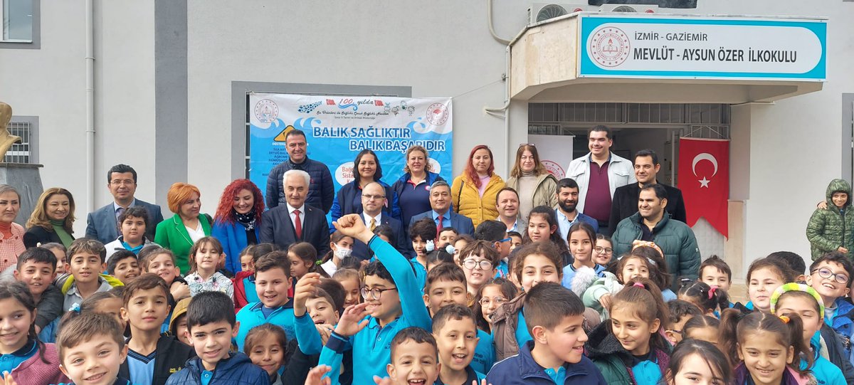 gaziemirtarimo1's tweet photo. #Gaziemir Beyazevler Mevlut-Aysun Özer İlkokulunda 100. Yılda Su Ürünleri ile Sağlıklı Çocuk Sağlıklı Nesiller eğitimi ve balık döner şenliği Kaymakamımız Sayın Dr. Ahmet Süheyl Üçer in teşrifleriyle gerçekleştirildi.
#BalıkSağlıktır
#BalıkBaşarıdır @gaziemirkymkmlk @izmirtarim https://t.co/vsRNMNeegn