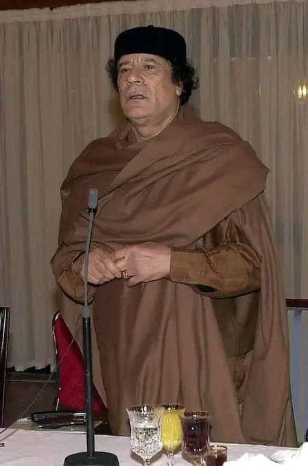 عندي جدتي رحمة الله عليها كانت تقول قريب الحي يروح 

✍ الاخضر الدم