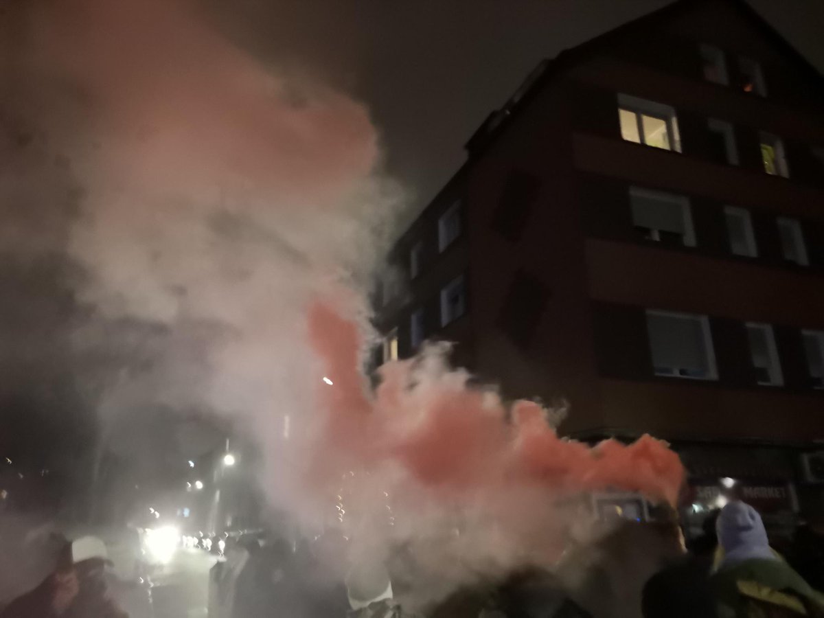 meanstreets_do's tweet photo. 1959 Auch wenn es den Cops nicht schmeckt, steigt wieder Rauch über der Zimmerstraße. Die Bullen haben ihre Kamera ausgefahren und auf den FLINTA* Block gerichtet, aber die Demo bleibt weiter kämpferisch und laut! #do0803 #Dortmund https://t.co/2zEKCE6KkO