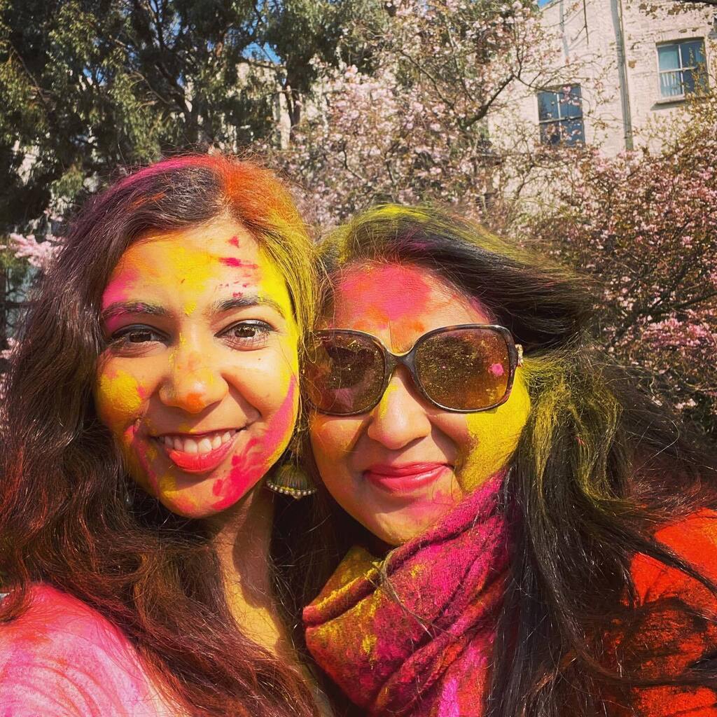 Happy #holi AND #internationalwomensday 😊 Technically Holi was yesterday, but I spent my day frantically prepping for + playing for my IWD show so here we are 😄 Huge thank you to anyone who came to <a href="/nehrucentre/">Nehru Centre</a> last night by the way, I had an amazing… instagr.am/p/CpienhBDV9D/