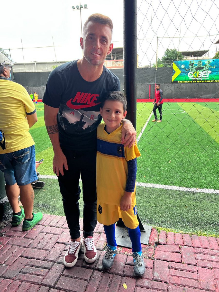 jordhaomora333's tweet photo. Gracias @Kitudiaz1070 @Kitu_ec por la foto con mi primo y ese gran momento que no se olvidará nunca !!! Que fotito que se saco con el crack del ídolo eh para enmarcarla 💛 https://t.co/C5vheIzw2D
