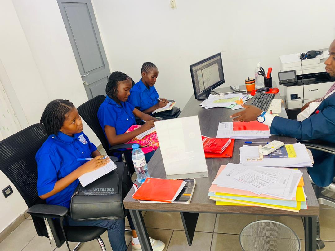 UBACongo's tweet photo. A l’occasion de la journée internationale des droits des femmes, la Fondation UBA a tenu à contribuer à l’inclusion numérique de la femme congolaise en proposant une journée découverte des métiers de la banque digitale à des jeunes lycéennes. 
#JourneeDesDroitsDesFemmes #JIF2023 https://t.co/zrH90SOnQP