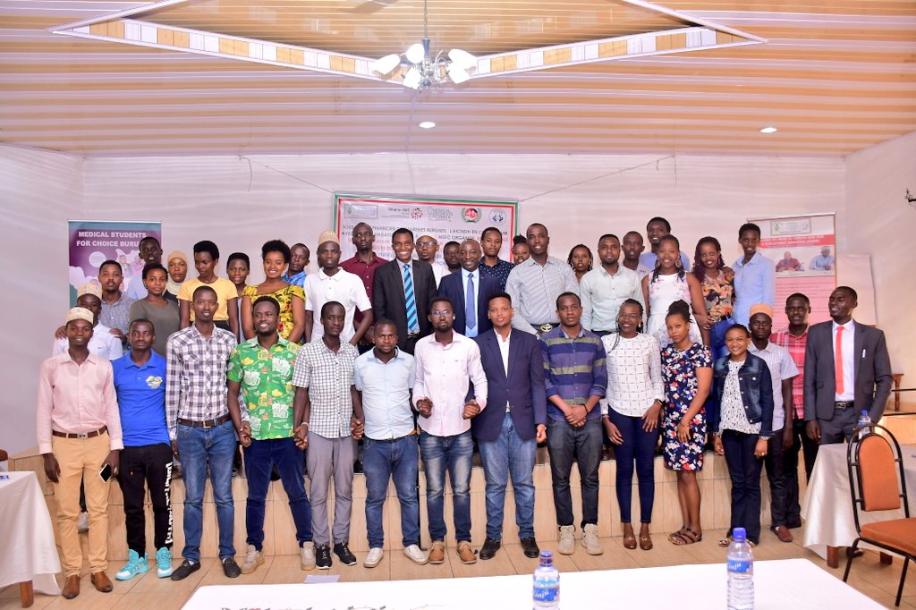 SantemagB's tweet photo. Ce 7 mars 2023,dans les locaux du #PacificHotel, les organisations @AICNDH1 @ArfhBurundi @AprosapB @MSFCburundi avec l'appui de @sharenetburundi ont organise une colloque de sensibilisation et de discussion à l'endroit des parents éducateurs, les leadeurs religieux..1/n https://t.co/XPtzM07cnE