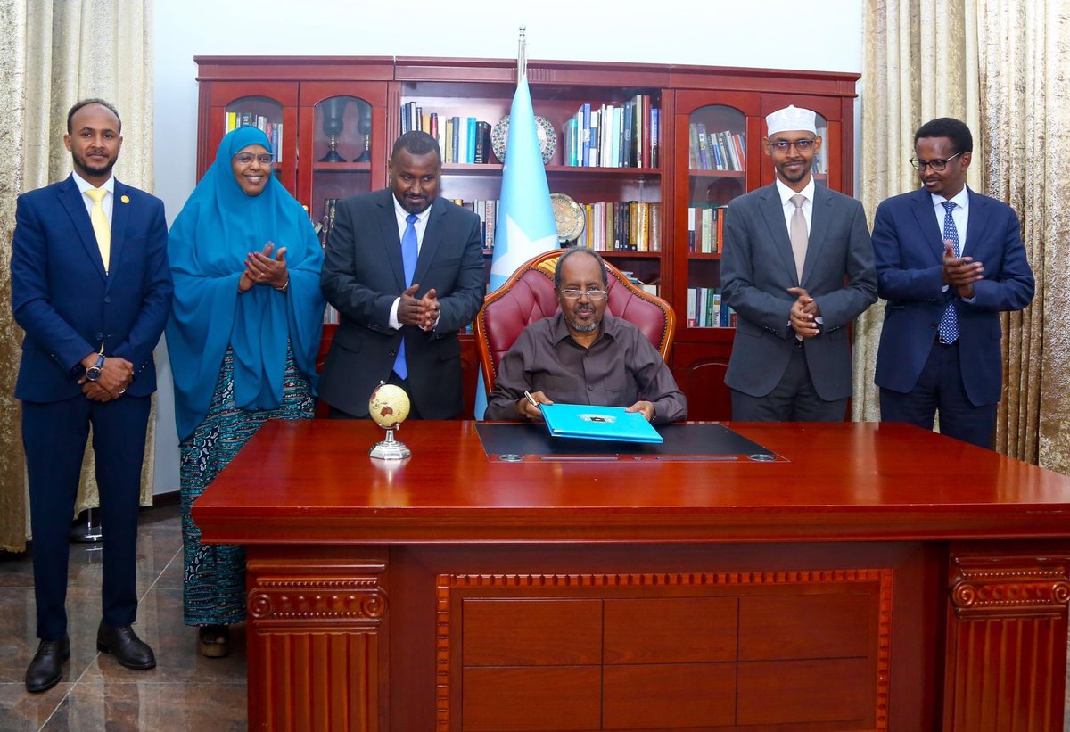 MoEWRSo's tweet photo. The President of the Federal Republic of #Somalia H.E @HassanSMohamud signs the Electricity Bill into Law this evening marking the first step towards formalizing the energy sector &amp; the establishment of its legal framework. Historical moment for the sector and the Somali people. https://t.co/3vSTuqDvve