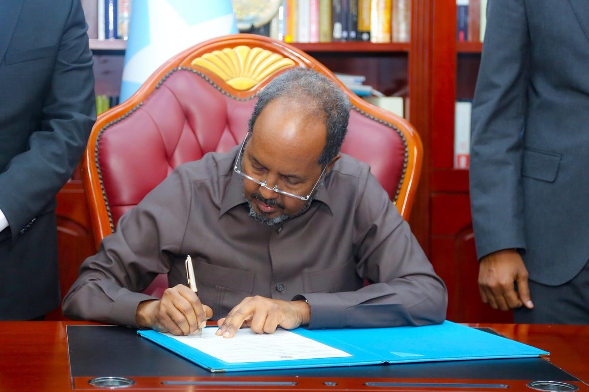 MoEWRSo's tweet photo. The President of the Federal Republic of #Somalia H.E @HassanSMohamud signs the Electricity Bill into Law this evening marking the first step towards formalizing the energy sector &amp; the establishment of its legal framework. Historical moment for the sector and the Somali people. https://t.co/3vSTuqDvve