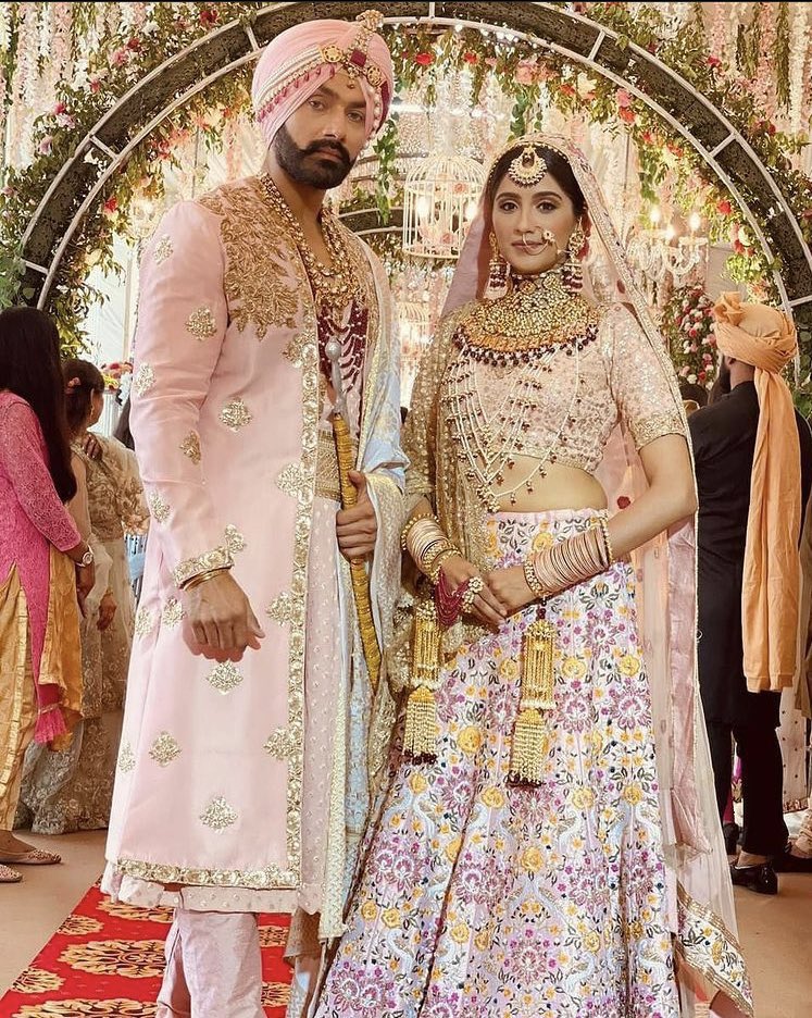 TeamMehRab's tweet photo. The True Sardar &amp; Sardarni Royals Of Indian Television and no one can replace them #ChotiSarrdaarni ❤️😍

#MehRab #AvineshRekhi #NimritKaurAhluwalia #SarabjeetSinghGill #MeherKaurGill #AviNim #AviNimArmy #MehRabMissing #Nimritians #ChardiKalaVichRehNimrit #Colors #Voot https://t.co/2h26mbOPhp