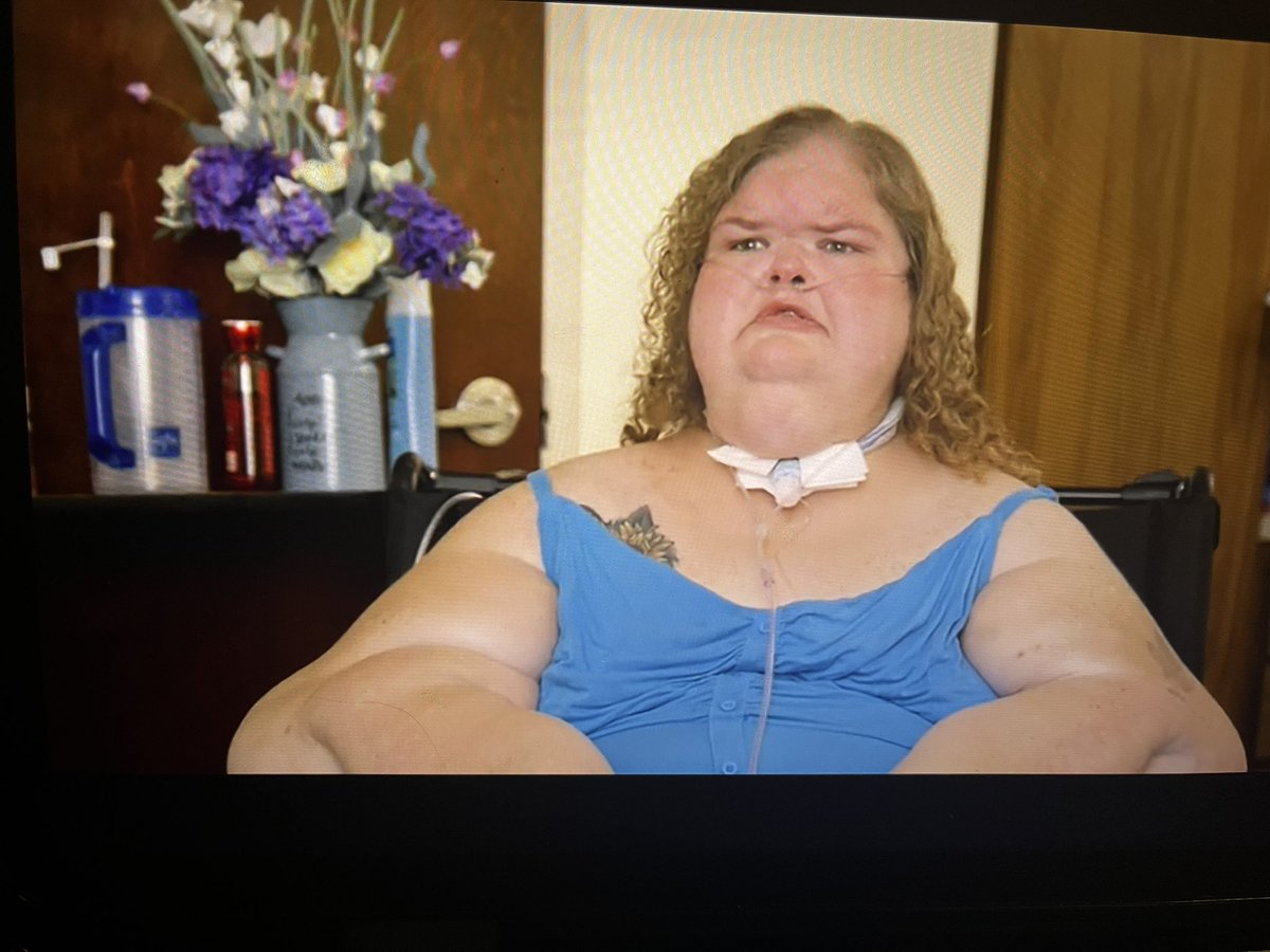 SupremeD14's tweet photo. Hold up. She crying and saying she deserves respect. She don’t respect her family who bend over backwards for her #1000lbSisters https://t.co/VpoUEYIJuH