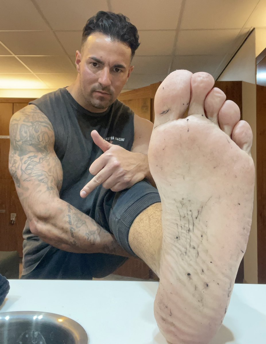 Stare + Biceps + foot = 🥵🤯💷

SURPRISE ME 🐷 wishtender.com/alphachelsea