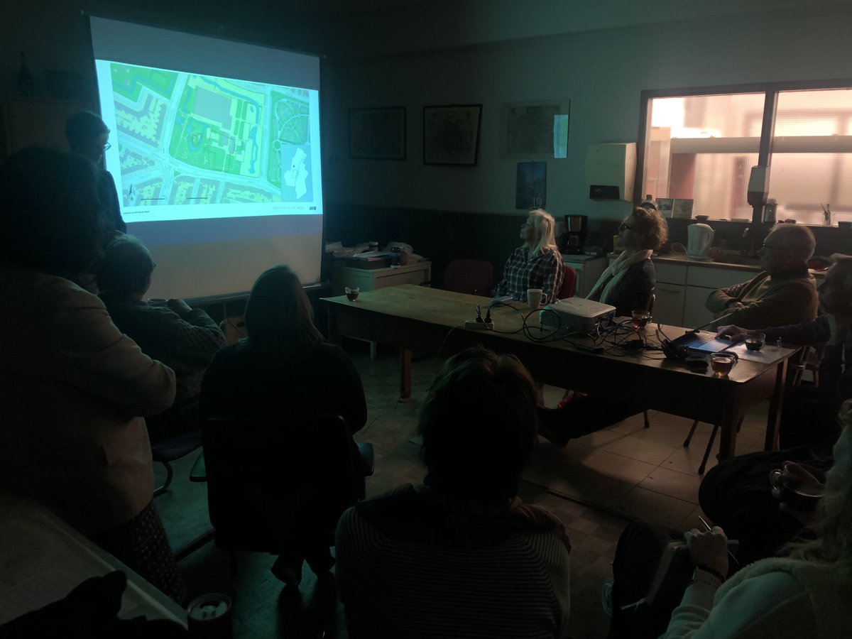 Collega Tim vertelt vanavond aan de Haarlemse archeologie-vrijwilligers over de laatste resultaten van het uitwerken van de opgravingen van Haarlems enige (voormalige) kasteel Huis ter Kleef.