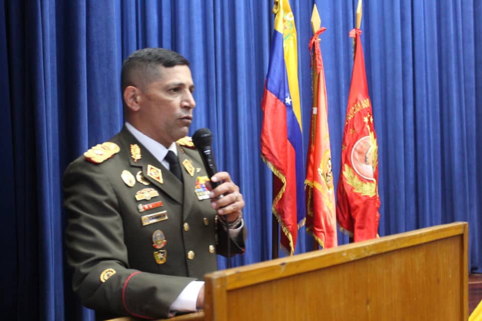 Umbv_Fanb's tweet photo. #Entérate || 734 profesionales militares, recibieron los certificados de aprobación de los programas de estudios de perfeccionamiento y actualización dictados por el @cepttlumbv1, actividad presidida por el GD Dilio Guillermo Rodríguez Díaz, Rector de la UMBV. https://t.co/iZCCWdGIPG