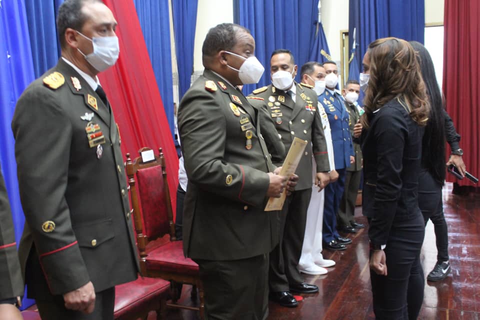 Umbv_Fanb's tweet photo. #Entérate || 734 profesionales militares, recibieron los certificados de aprobación de los programas de estudios de perfeccionamiento y actualización dictados por el @cepttlumbv1, actividad presidida por el GD Dilio Guillermo Rodríguez Díaz, Rector de la UMBV. https://t.co/iZCCWdGIPG