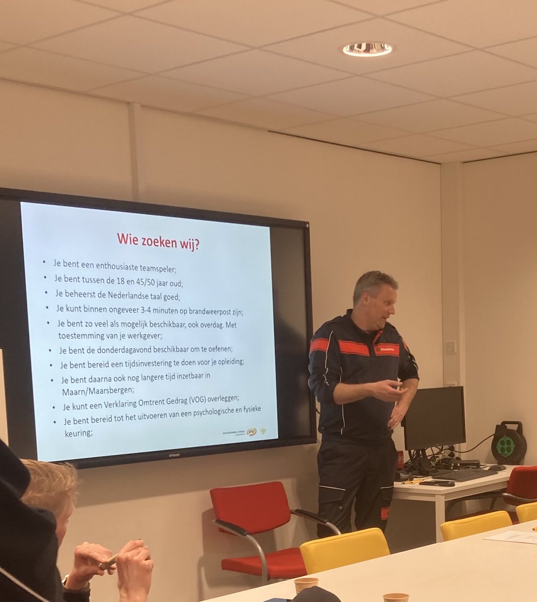 Vanavond mogen we maar liefst 9 geïnteresseerden verwelkomen op onze post. Super dat er zoveel belangstelling is. Onze postcommandant ⁦<a href="/JoostWilts/">Joost Wilts (Postcommandant Brw Maarn-Maarsbergen)</a>⁩ neemt ze mee in de wondere wereld van de Brandweer 🚒 #vrijwilligers