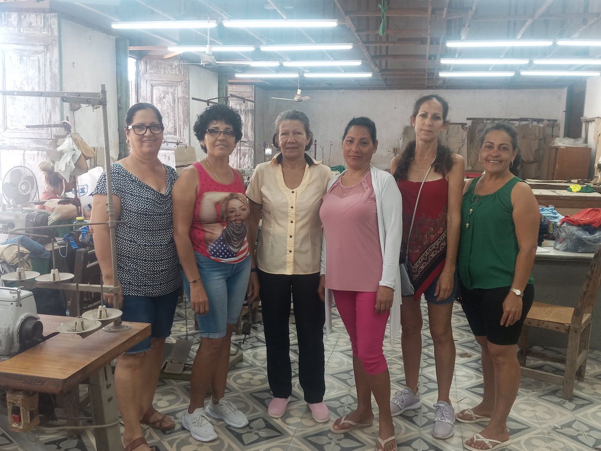 #PoderPopular
Las chicas del Taller Textil de #Jaruco. #Mujeres abnegados que cada mañana retan la vida con laboriosidad. Feliz #DíaInternacionalDeLaMujer.
#MejorEsPosible. Así son #NuestrasGuerreras.