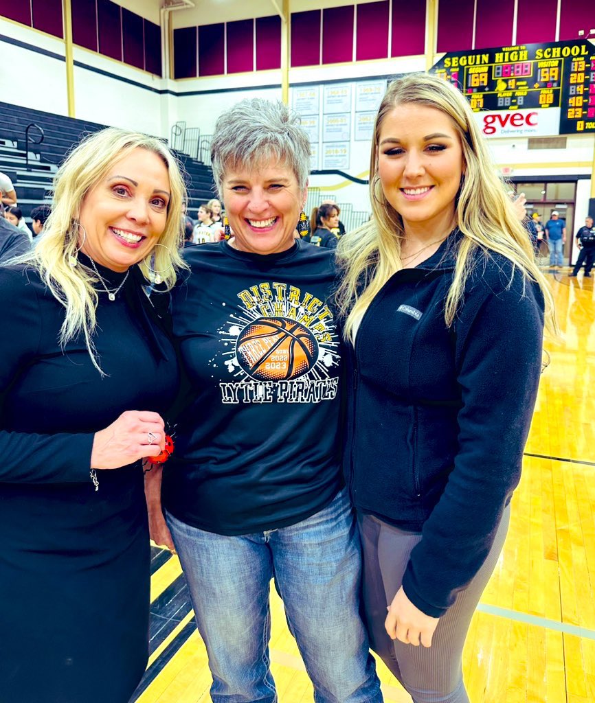 LoriLwilson23's tweet image. This lady right here @lytlesuptmcs took a chance on me to be the Athletic Director 8 years ago and changed my life!! Forever grateful!! Look at everything great happening at Lytle!! #HappyInternationalWomensDay2023 #lytle #8MarchWomensDay