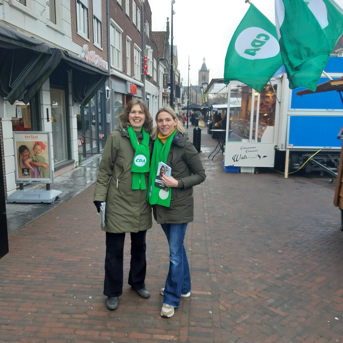 CDA_VHL's tweet image. CDA-vrouwen op de verkiezingslijst voor de Provinciale Staten, Gerdien Bikker en Mirjam Sterk, vandaag op de markt in Vianen. 
Ga voor vrouwen in de politiek. Stem op een vrouw! 
#minderikmeerwij #stemopeenvrouw #internationalevrouwendag #cda #cdavandaag #cdaprovincieutrecht