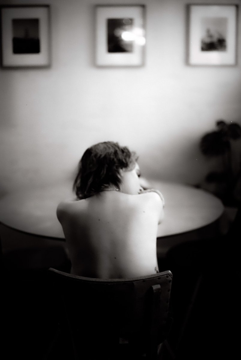 I feel Our ghosts are in our home
Whenever I’m alone