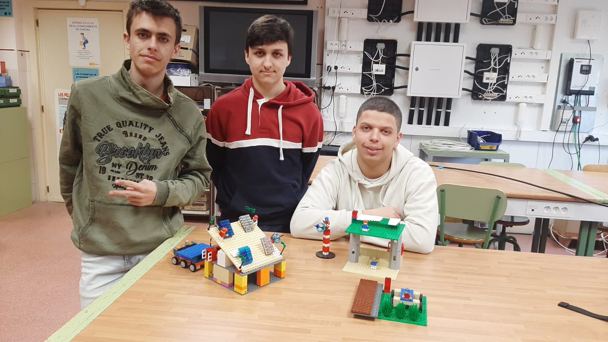 PROTOTIPADO DE LA IDEA DE NEGOCIO !!
Los alumnos de IT (instalaciones de telecomunicaciones) han prototipado, mediante la técnica de "legos serius play" su idea de negocio en sus clases de E.I.E.
#emprendimiento #departamentodefol
#ribereñosyribereñas
#nonosmiresunete
