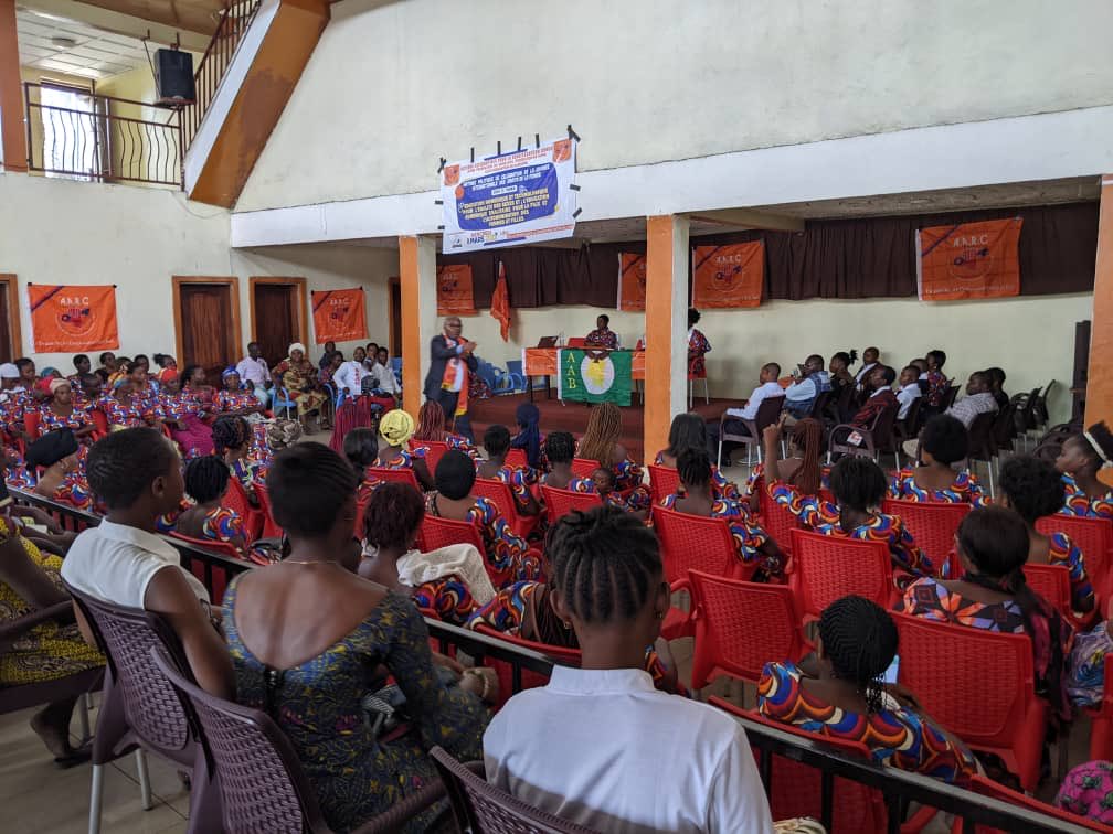 Malgré les moments difficiles d’atrocités que traverse leur province, les femmes de la s/fédération de Karisimbi du parti politique AARC/AAB/FCC ont célébré la journée de 8/03 ds la prière et la méditation. Félicitations  à ts camarades présents à ce l’activité.