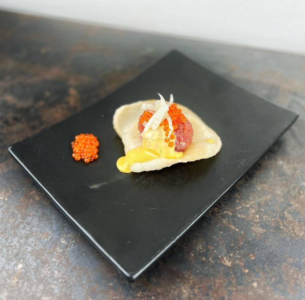 kuechenjunge's tweet photo. Thunfischtatar mit eiriger Mayo, Forellenkaviar & gepickeltem Fenchel auf frisch gebackenem Krabbenchip by @caroelwie π€π£π€€π
Ein mega Fischgang und so genial mit dem frisch gebackenen Krabbenchip. Das geht echt super!
ββ
#tuna #thunfisch #krabbenchips #tatar #fish #caviar β¦ https://t.co/2ZpwnpPL1t