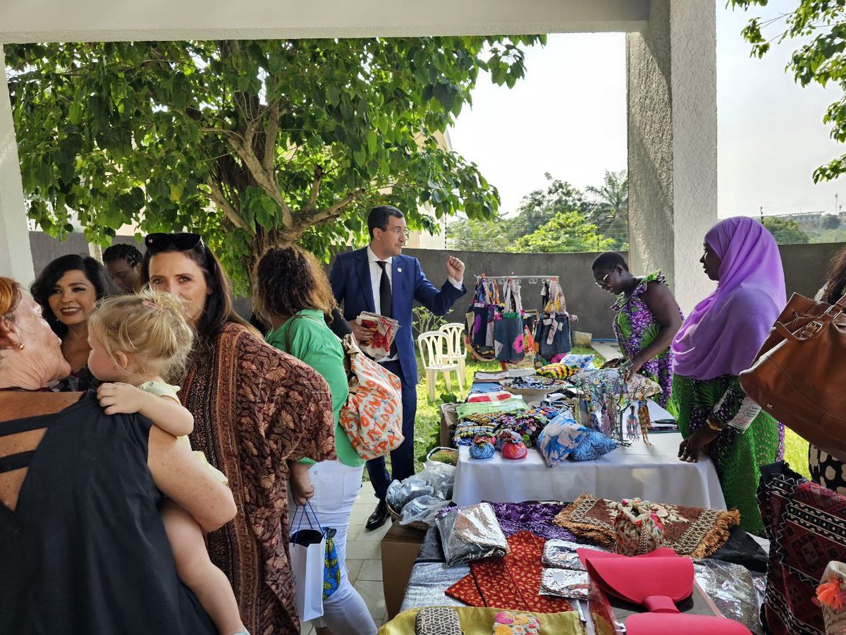 Ma journée du 8 mars à Abidjan auprès des bénévoles et des Dames d’Anoumambo membres de Association internationale des femmes en Côte d'Ivoire (AIFCI) qui organisaient ce jour un marché expo-ventes chez la présidente de l’association, Adeline Roche. 
Merci pour leur accueil 👏🇨🇮