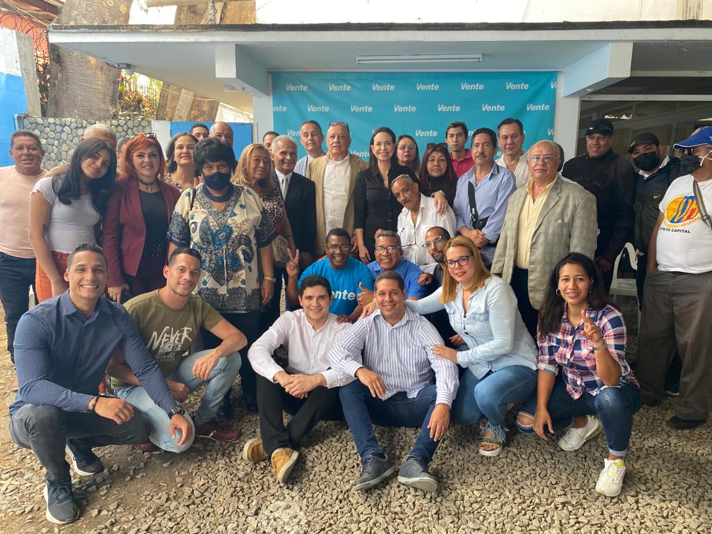 Angel_LeonVV's tweet photo. #Caracas | ¡Seguimos creciendo!

Hoy se incorporaron más de 30 dirigentes con gran experiencia y trabajo en las parroquias de Caracas.

Desde @VenteCcs seguimos trabajando día a día para ser la fuerza y el motor que materialice la transformación profunda que anhela el ciudadano. https://t.co/uilPgFjB4q