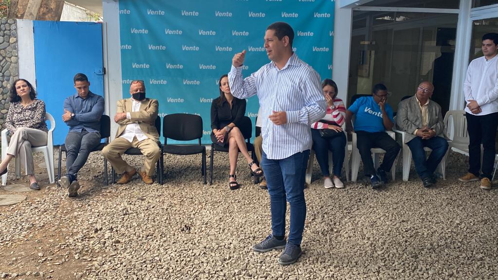 Angel_LeonVV's tweet photo. #Caracas | ¡Seguimos creciendo!

Hoy se incorporaron más de 30 dirigentes con gran experiencia y trabajo en las parroquias de Caracas.

Desde @VenteCcs seguimos trabajando día a día para ser la fuerza y el motor que materialice la transformación profunda que anhela el ciudadano. https://t.co/uilPgFjB4q