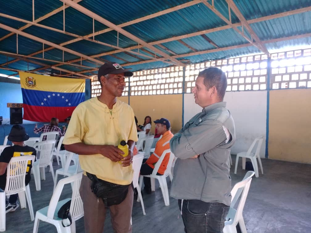 Sucre_MRT's tweet photo. @Sanchezluis_MRT Resp. Político  de @TupamaroMRT del Edo. @Sucre_MRT junto a la militancia y Estructura Política del Mpio. @SucreMunMRT participan en el "Gran Encuentro de las Comunas del Mpio. Sucre".
Somos los Rebeldes del ¡Comuna o Nada!
#ComunaYProducción
#ChávezFeminista https://t.co/fUtsKdYCLI