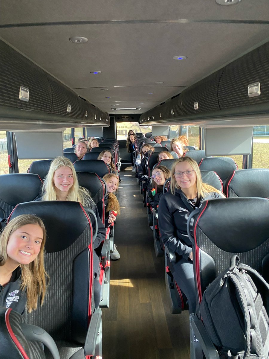 UWWWomensHoops's tweet image. Hawks have arrived in Connecticut ‼️ Next stop @UConnWBB for practice 👀👀

#PIAP || #d3hoops