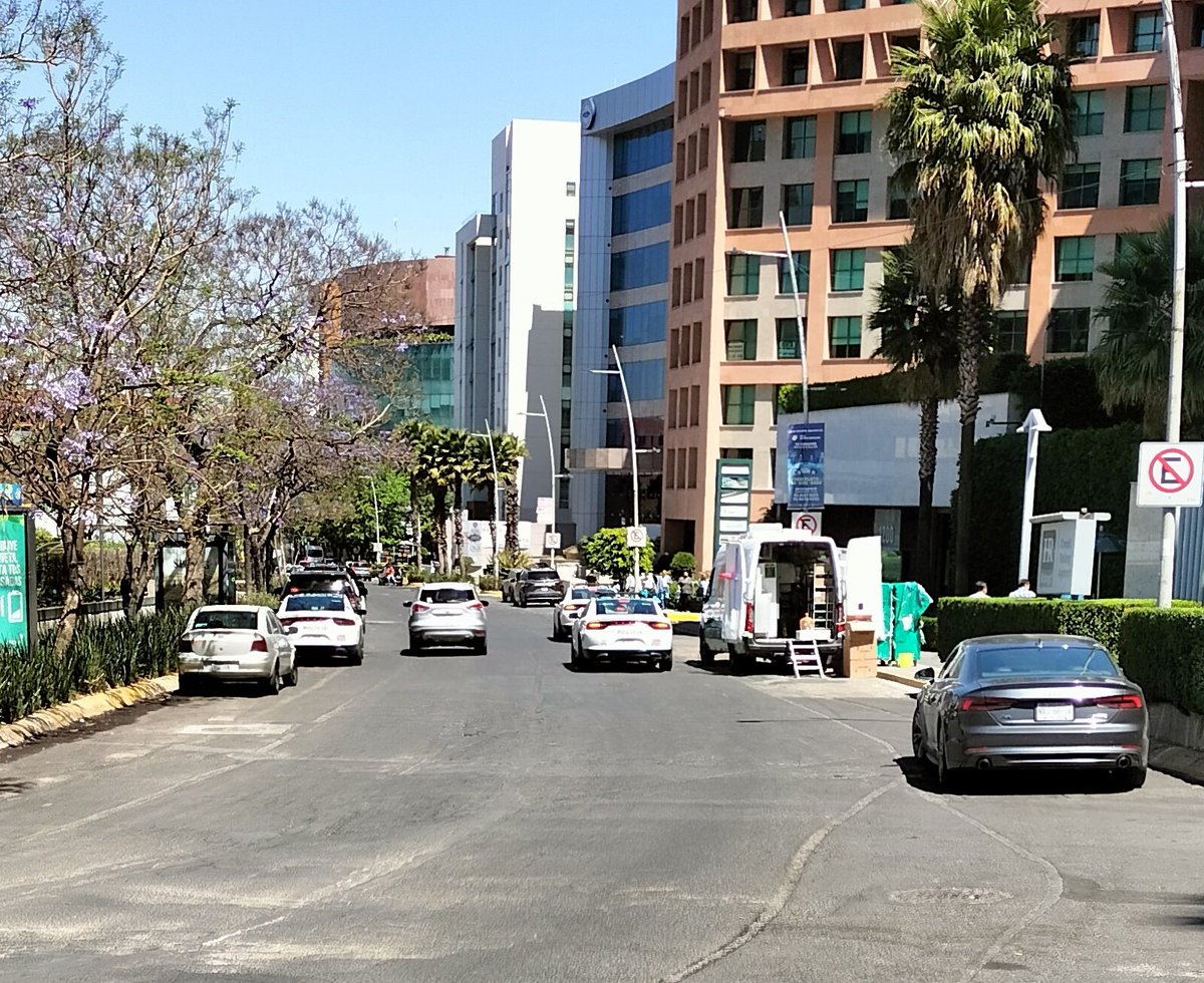 DeTamalVerde's tweet photo. En santa fe, 3 patrullas para extorsionar a una camioneta de donas.

No quieren donas, quieren dinero. 

Circuito González Camarena 

Son bien eficaces, no se les escapa nada verdad @SSC_CDMX @UCS_GCDMX @OHarfuch https://t.co/tCiPQ6j57M