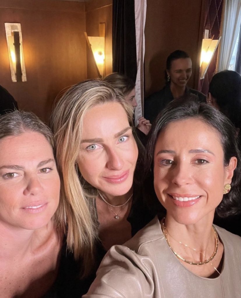 Mariana Weickert (@mariweickert) on Twitter photo Um brinde aos encontros e reencontros da vida! Que delícia de almoço <a href="/cidadejardim/">ShoppingCidadeJardim</a> ❤️
Obrigada Bruno Astuto, Patsy Scarpa e Samantha Simon foi lindo! Um brinde aos encontros e reencontros da vida! Que delícia de almoço <a href="/cidadejardim/">ShoppingCidadeJardim</a> ❤️
Obrigada Bruno Astuto, Patsy Scarpa e Samantha Simon foi lindo!