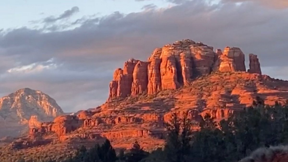 Consider what the earth would be like
if every human being dropped the judgments,
the splitting negative judgments, of self and others.
What a world it would be!

Barbara Brennan, Seeds of the Spirit 2000, pages 119-121

#spiritflow #visitsedona #spiritflowsedona #sedonahealer