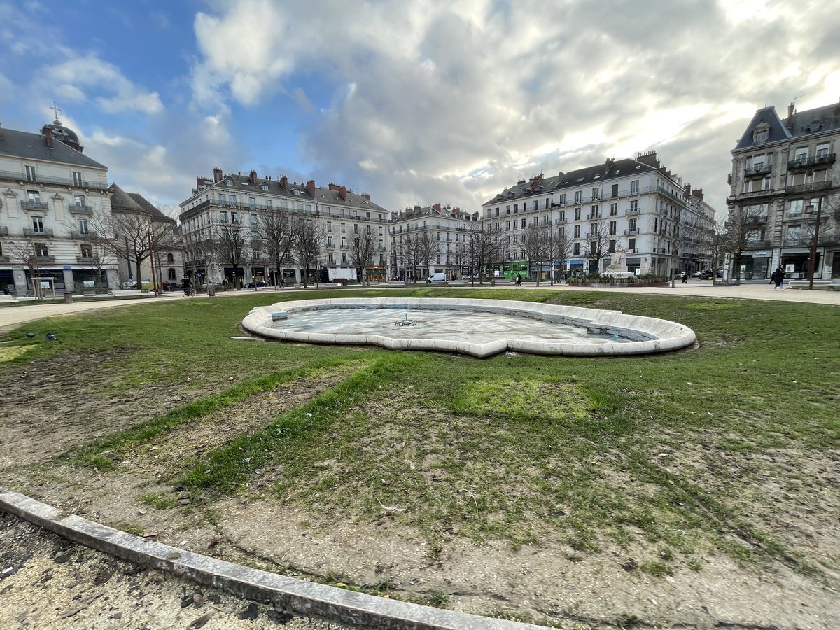 pabouger's tweet photo. @LdSoso @enRoueLibre_ #DoubleKems l'écologie qui s'occupe de l'embellissement des rails de tramway plutôt que de la place Victor Hugo à 2 millions d'euros #Grenoble #EELV https://t.co/SZ3slCj5r6