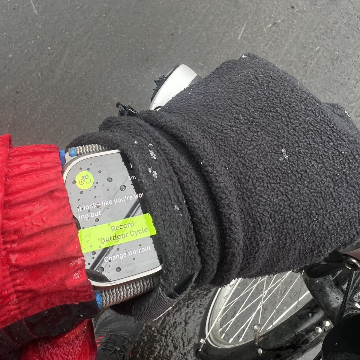 Hey ⁦<a href="/Apple/">Apple</a>⁩, are you trying to make me crash my bike dismissing this dialog so I can see the maps directions?!?! #uxfail