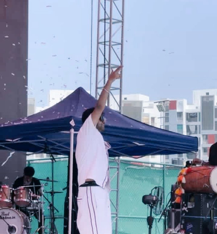snehu751's tweet photo. Everybody Puts your hands up 🙌✋
@GuruOfficial
❤
#GuruRandhawa #lastnight #ahmedabadad #gururandhawalive #energeticperformance https://t.co/o0AoLCzq4q