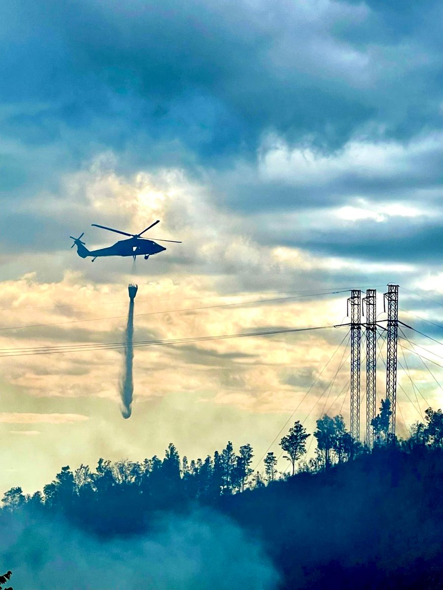 PRNationalGuard's tweet photo. Nuestros helicópteros UH-60, en apoyo al @Bomberos_de_PR han realizado 22 tiros de 600 galones de agua cada uno para un total de 13,000 galones sobre los fuegos forestales en Bosque Estatal de Maricao. La #GNPR ha realizado un total de 54 tiros de agua. https://t.co/hlfmASQxP0