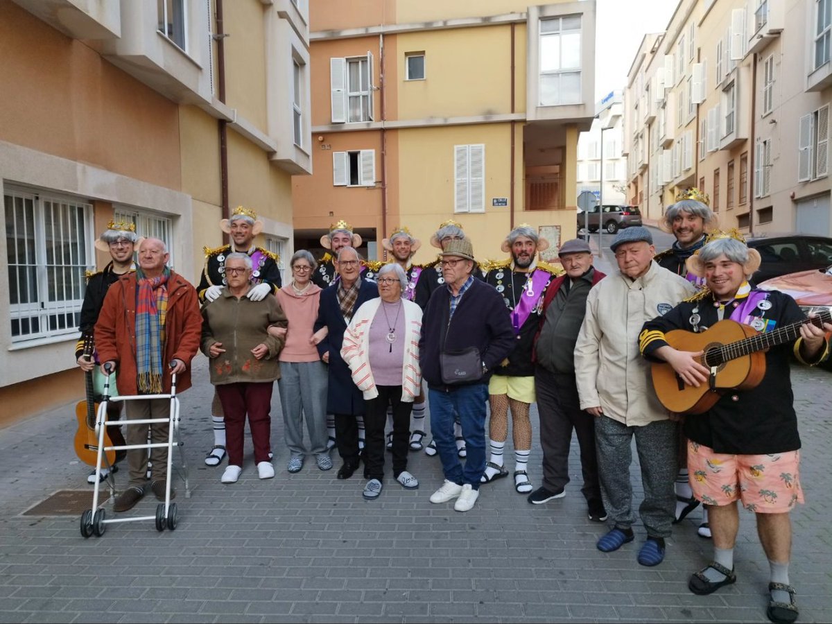 LosDeFebreroLDF's tweet photo. Esta tarde los Carlos III han vuelto a salir de palacio para ir a cantarle a la @fundacionmarra💃💃💃

Agradecemos enormemente el que se acordaran de nosotros para ir a verles, el trato que nos han dado y el good little time (el buen ratico) que hemos echado con sus mayores 🫶🏼 https://t.co/ZGhChgDZbZ