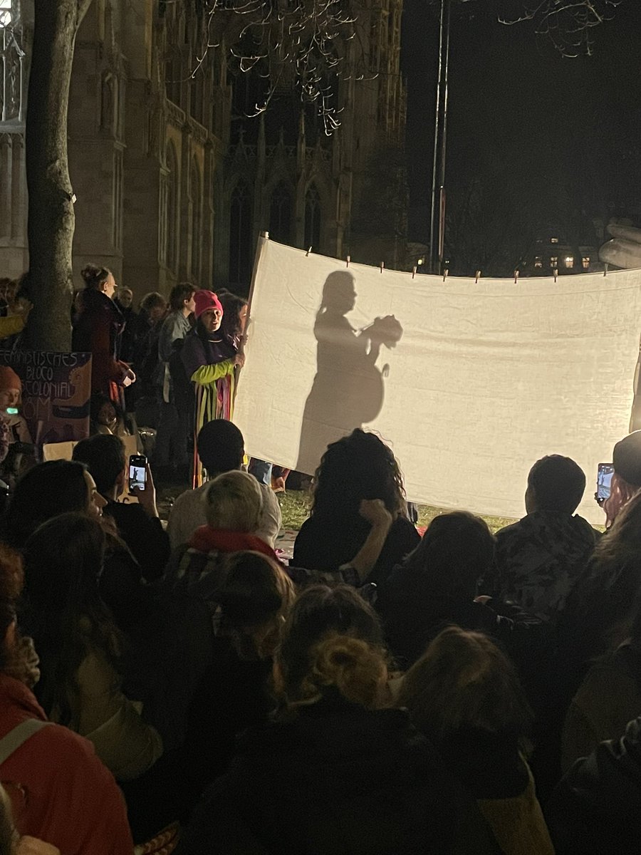 Das fem. Bloco* Descolonial zeigt zum Abschluss ihre Performance „Licht und Schatten“  🔥 
#w0803 #takeback8m #internationalerfeministischerKampftag
