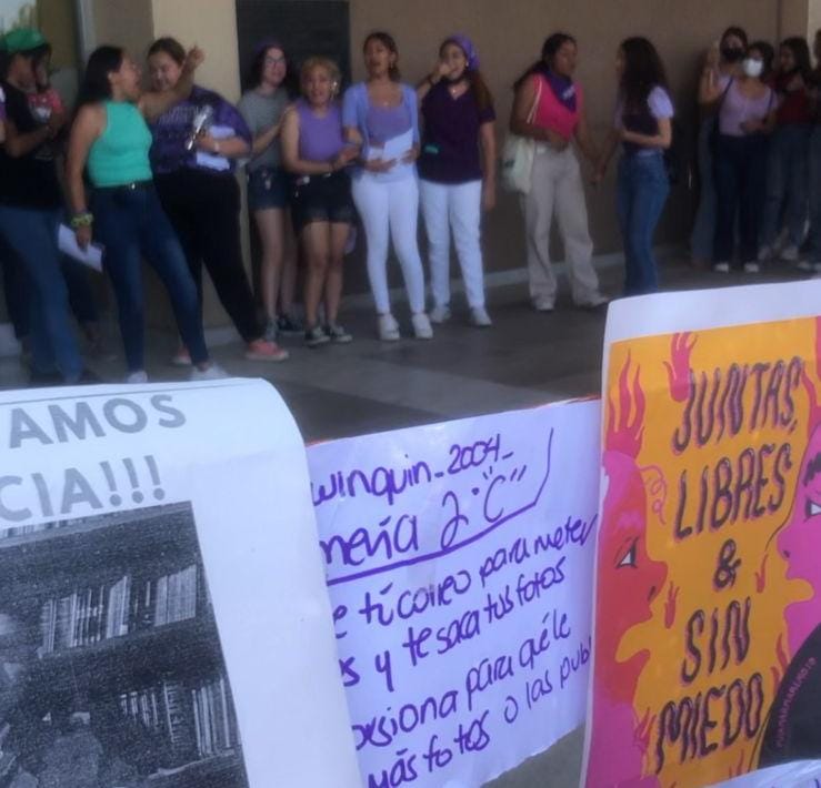 4CNewsMx's tweet photo. 🟣 Alumnas protestan contra Elda Ruth De Los Reyes Villarreal, directora de la #FADYCS en #Tampico 

DENUNCIAN casos de acoso y abuso sexual que se han cometido dentro de la #UAT.

📌 https://t.co/M76INq5GLV https://t.co/gjiMepWrYq