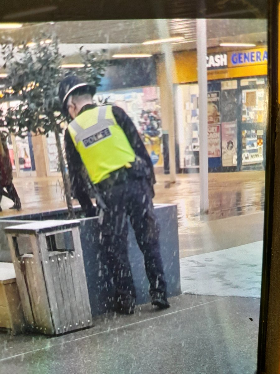 ChelmsleyWMP's tweet image. @ChelmsleyWMP officers conducted a knife sweep on the Town Centre. Should you see anything suspicious, please contact 999 in an emergency or 101 #noweapons #noknives #savealife @SolihullPolice