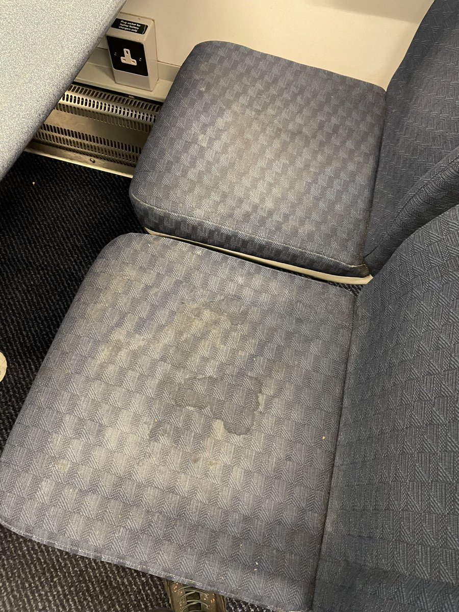 66Frenchie's tweet photo. @SW_Help would you want to sit on these? Disgusting state - 20:00 Lon Waterloo - Portsmouth &amp; Southsea https://t.co/roV1674VVx